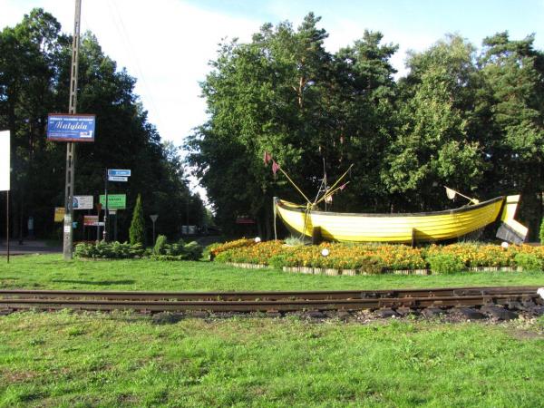 Łódź przy przejeździe kolejowym w Pogorzelicy Gryfickiej